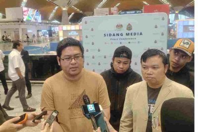  Kru kapal MV Berkat Tuah, Mark (kiri) dan Hendi (kanan) ketika ditemui pemberita selepas tiba di KLIA Terminal 1 pada Isnin.