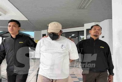 Tertuduh mengaku tidak bersalah terhadap semua pertuduhan dibacakan ke atasnya. Foto: Sinar.