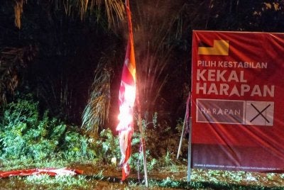 Bendera PH dibakar oleh pihak tidak bertanggungjawab. Foto ihsan PH