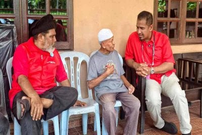 Nor Azman (kanan) berjumpa pengundi di DUN Sikamat
