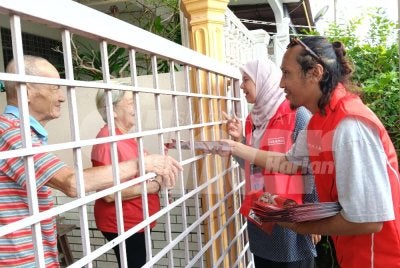 Noorzunita (dua dari kanan) beramah mesra dengan pengundi sekitar Melang, Kuala Pilah.
