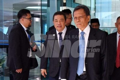 Mohd Shafie (kanan) menghadiri sidang DUN Sabah pada Isnin.