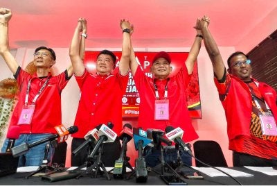 Aminuddin (dua dari kanan) dan Kenny (dua dari kiri) bersama dua lagi calon PH yang bertanding di kawasan Port Dickson.