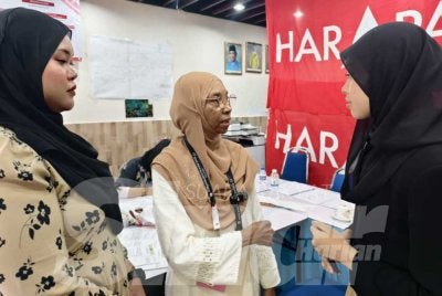 Siti Aishah (tengah) ketika meninjau gerak kerja sempena kempen beliau di Bilik Gerakan Utama N34 DUN Gemas pada Isnin.