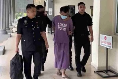 Tertuduh (dua dari kanan) mengaku bersalah selepas kedua-dua pertuduhan dibacakan di hadapan Hakim Zulkpli Abdullah di Mahkamah Sesyen Pasir Mas hari ini. 