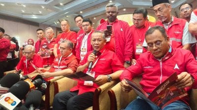 Pengerusi PH Negeri Sembilan, Datuk Seri Aminuddin Harun ketika ketika sidang media selepas Majlis Pelancaran Manifesto PH Negeri Sembilan, di sini, Isnin.