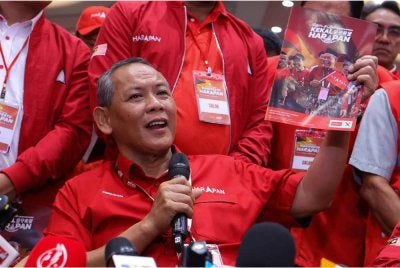 Aminuddin menunjuk buku Manifesto ketika sidang akhbar Majlis Peluncuran Manifesto Pakatan Harapan di sebuah hotel hari ini. - Foto: Bernama