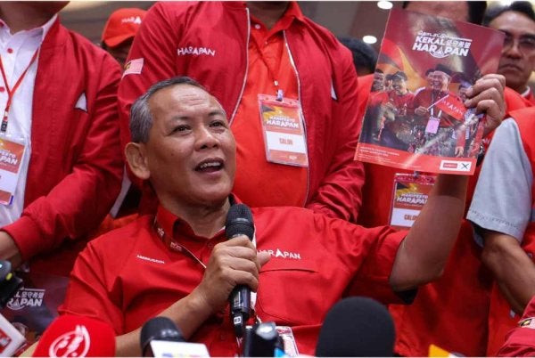 Aminuddin menunjuk buku Manifesto ketika sidang akhbar Majlis Peluncuran Manifesto Pakatan Harapan di sebuah hotel hari ini. - Foto: Bernama
