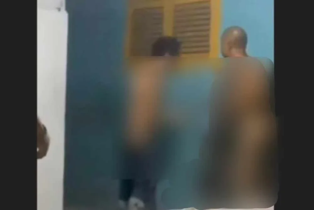 Tangkap layar kejadian seorang anak membakar bapanya di Medan. Foto Tribun Medan/Istimewa