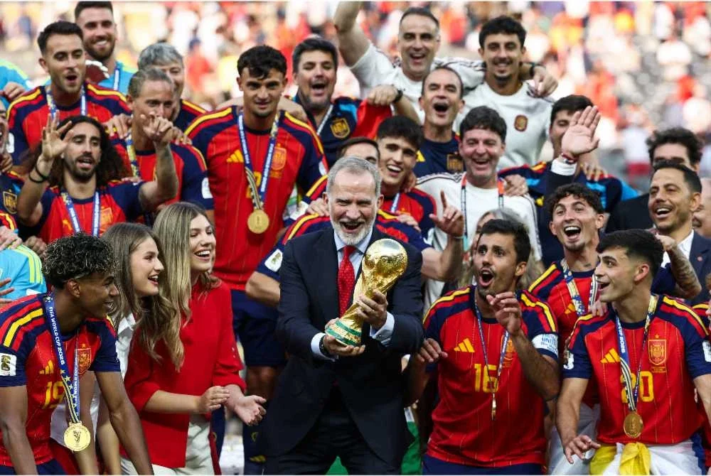 Raja Sepanyol, Philip VI diberi penghormatan menjulang Piala Dunia selepas skuad La Roja merampas trofi keramat tersebut daripada Argentina.