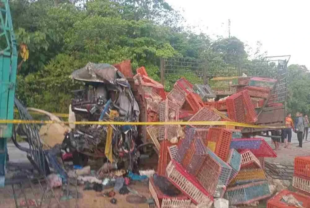 Kemalangan melibatkan sebuah lori lima tan membawa bekalan ayam dari Perak ke Kelantan dipercayai telah merempuh treler yang diparkir di tepi jalan berkenaan.
Foto: JBPM