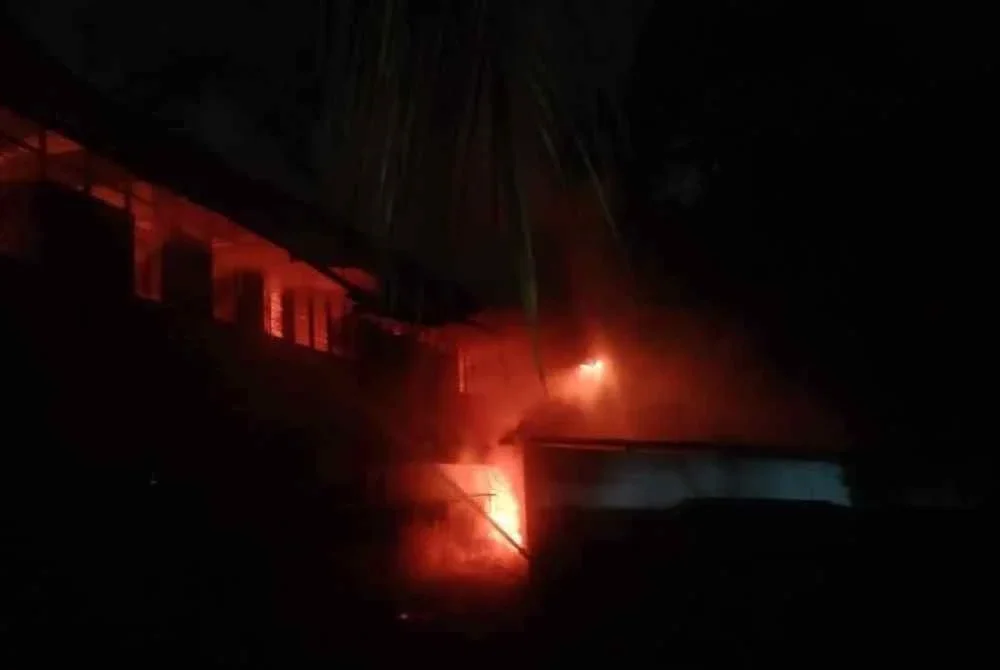 Asrama SMATD terbakar awal pagi Selasa. Foto Bomba