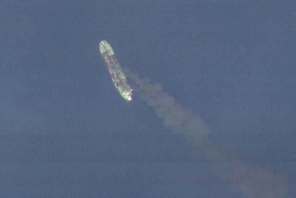 Kapal tangki berdaftar Greece, Sounion, terbakar selepas diserang kumpulan Houthi Yaman yang disokong Iran di Laut Merah. Foto Reuters