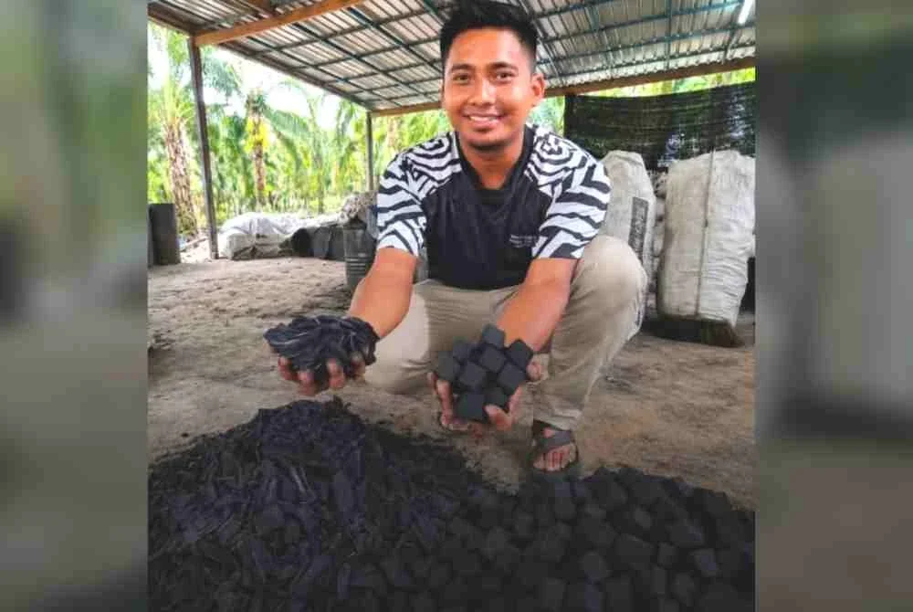 Mohd Hamiz Zahiruddin menunjukkan arang tempurung kelapa yang diusahakan di di Kampung Banggol, Setiu.