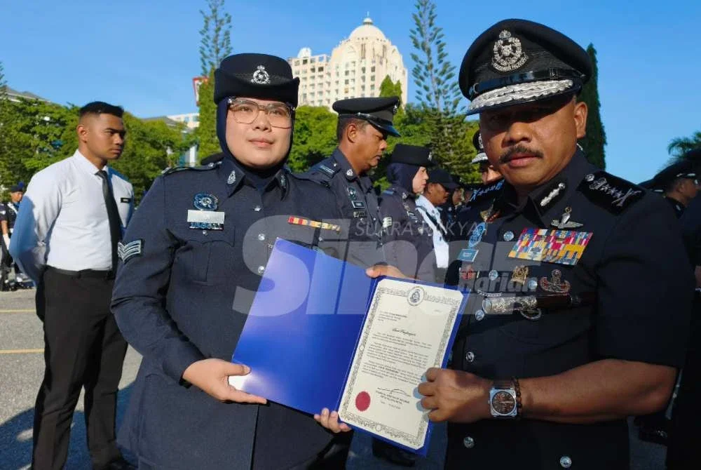 Mohd Yusoff (kanan) menyampaikan surat penghargaan kepada pegawai semasa perhimpunan bulanan di IPK Kelantan pada Selasa. Foto SINAR HARIAN/HAZELEN LIANA KAMARUDIN