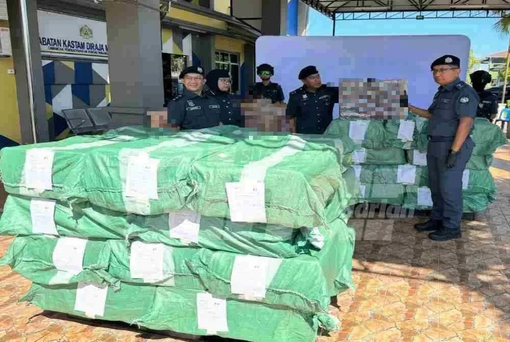 Kotak rokok dalam guni yang disorokkan di dalam sebuah bangsal kayu di Bachok.