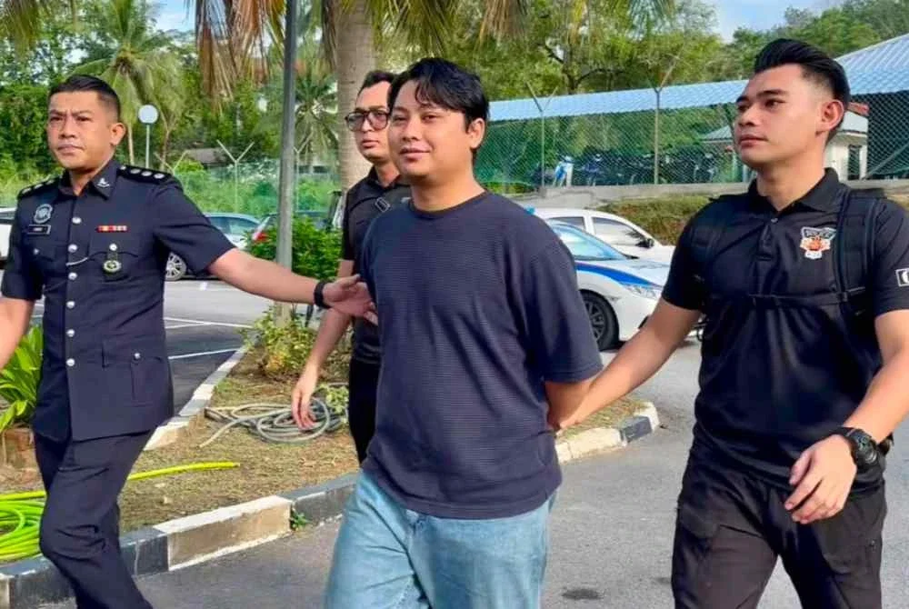 Tamim Dahri diiringi anggota polis ke Mahkamah Majistret Langkawi pada Selasa.