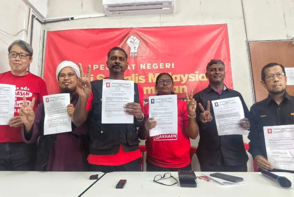 Cikgu Tina (tiga dari kiri) menunjukkan manifesto yang ditawarkan kepada penduduk DUN Rahang.