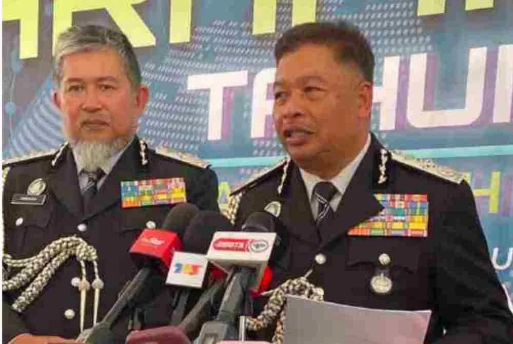 Zakaria (kanan) pada sidang media selepas Sambutan Hari Imigresen Ke-104 di sini pada Selasa.