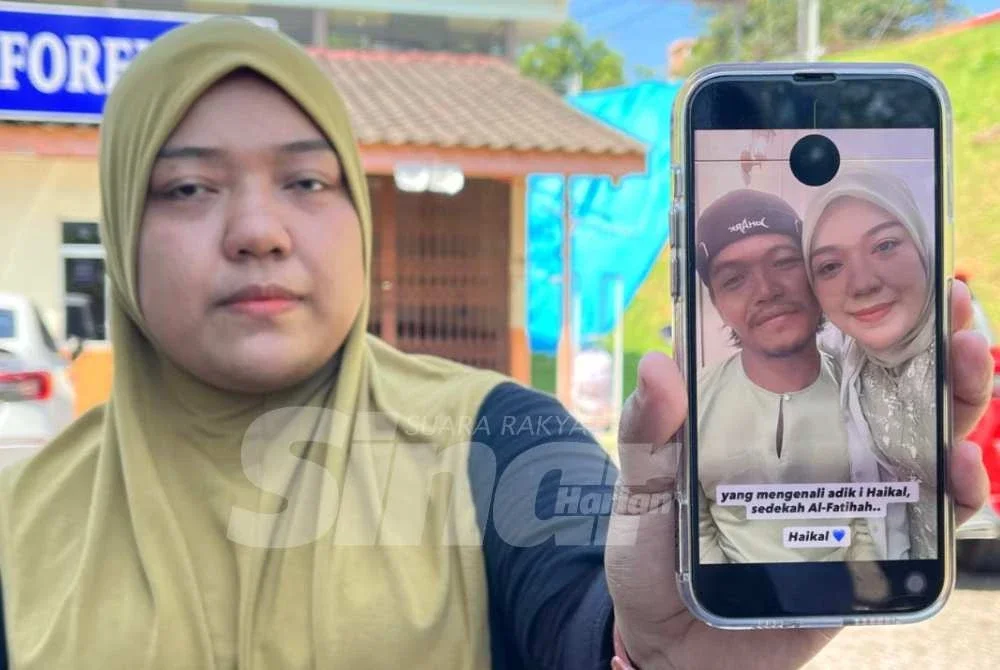 Shazleen menunjukkan gambar arwah adiknya, Mohd Haikal. FotoSINAR HARIAN/HAZELEN LIANA KAMARUDIN