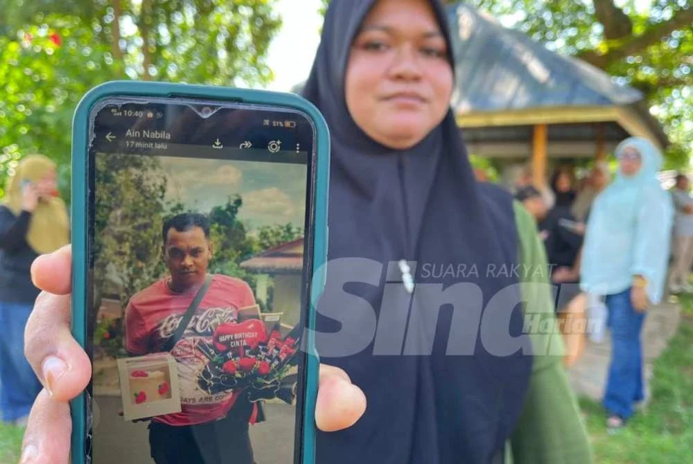 Azwani menunjukkan gambar adiknya, Mohammad Zakwan. Foto SINAR HARIAN/HAZELEN LIANA KAMARUDIN