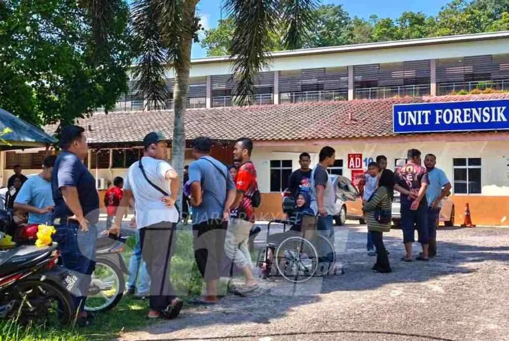 Ahli keluarga serta rakan kepada mangsa nahas berkumpul di Unit Forensik Hospital Tanah Merah pada Selasa. Foto:SINAR HARIAN/HAZELEN LIANA KAMARUDIN
