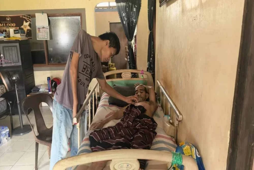 Selain menghasilkan sambal untuk jualan, Mohd Narafi turut menjaga bapanya yang sakit terlantar.