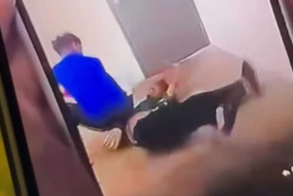 Tangkap layar video tular memaparkan seorang remaja dipukul empat individu.