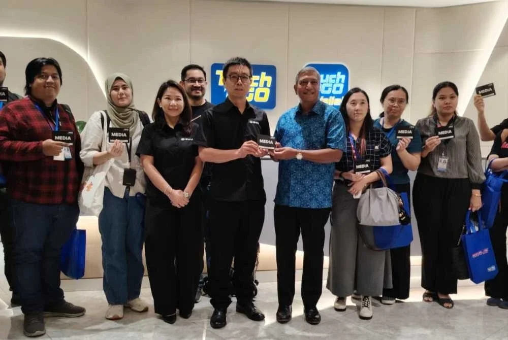 Praba (tengah) bersama Cui Anqi (kiri) bergambar bersama pengamal media.