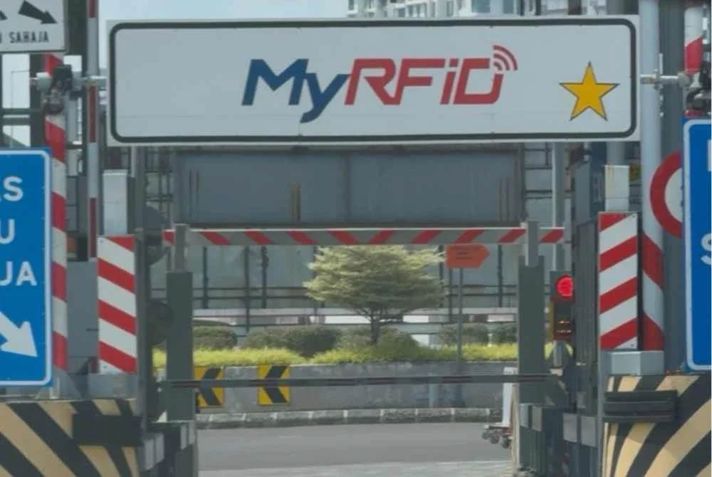 Ujian media dijalankan di lorong RFID Dipertingkat baharu yang ditandai simbol bintang emas di Plaza Tol AKLEH Dato Keramat.