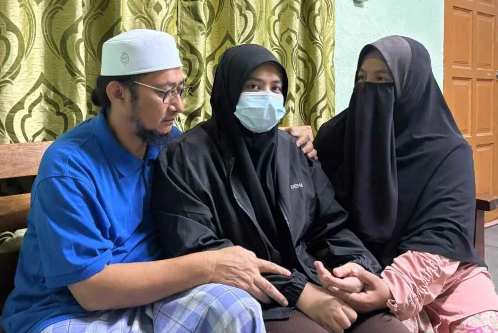 Sharifah (tengah) menghadapi penyakit jantung sejak lahir bersama kedua ibu bapanya, Syed Mohd Azizan (kiri) dan Sharifah Norasiah (kanan).