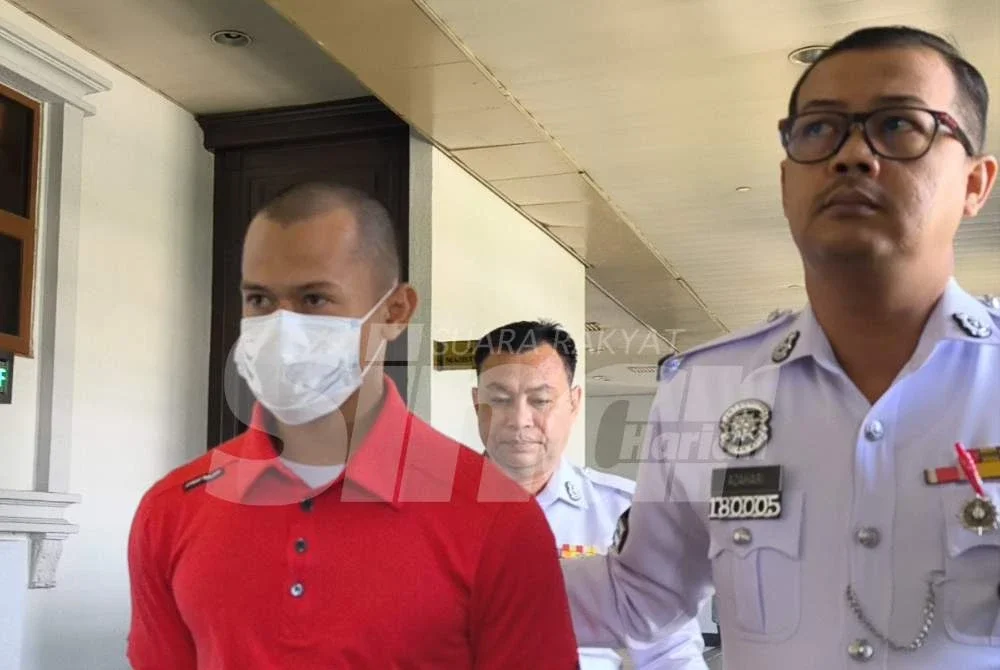 Jad Faid yang memakai baju T berkolar warna merah dibawa ke Mahkamah Majistret Kuala Lumpur pada Selasa.