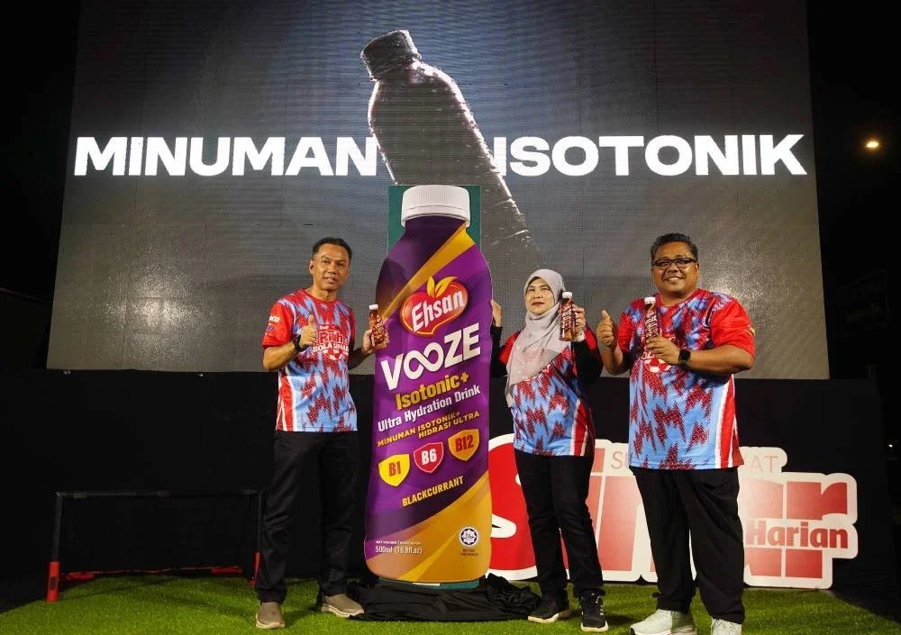 Dari kiri: Md Fazir, Rosnani dan Ketua Pengarang Kumpulan Sinar Harian, Zamri Rambli ketika pelancaran minuman isotonik Ehsan Vooze oleh PKPS pada Program Riuh BOLA SINAR x redOne Mobile x RTM di Restoran Hakim di Shah Alam.