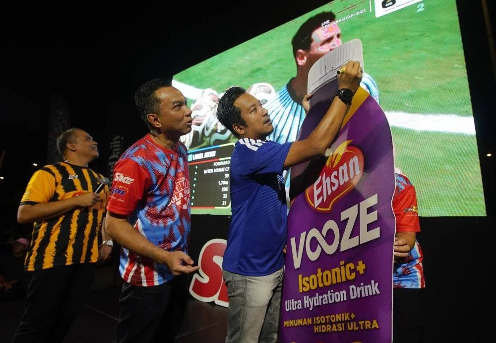 Exco Belia, Sukan dan Keusahawanan Selangor, Mohd Najwan Halimi menandatangani plak minuman isotonik Ehsan Vooze