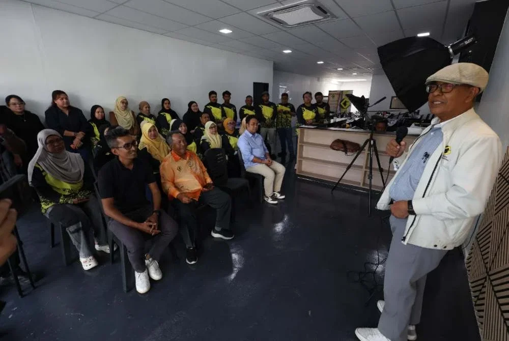 Ismail (kanan) bersama peserta Kursus Digital Kreatif: Pemantapan Usahawan Bagi Media Sosial anjuran KBGK.
