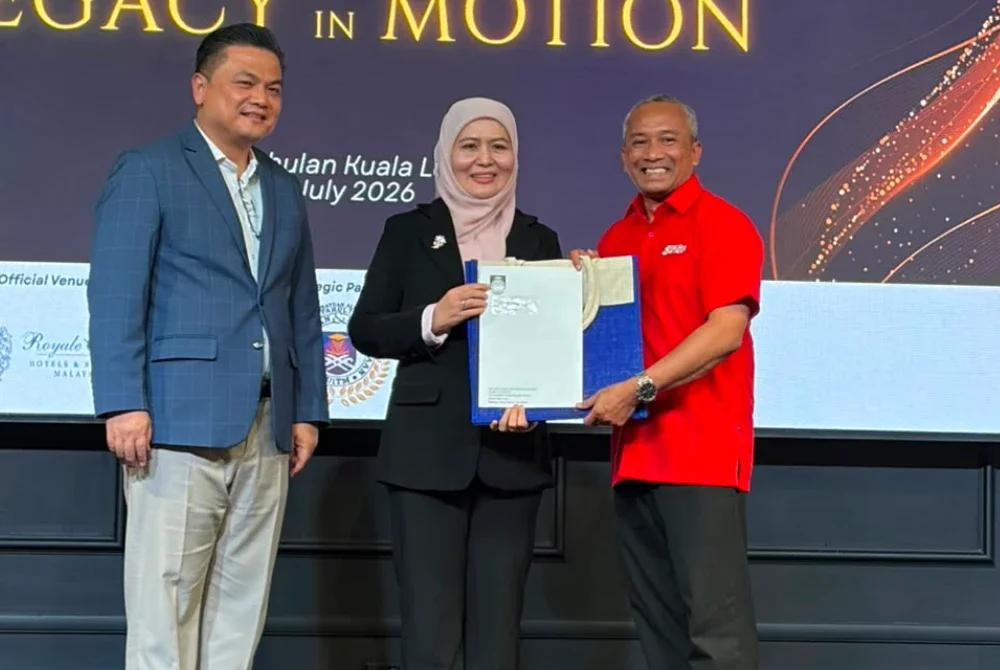 Shafinar (tengah) menyampaikan surat lantikan rasmi kepada Rosli (kanan) sempena Sambutan Ulang Tahun Ke-70 FBM UiTM di Hotel Royale Chulan, Kuala Lumpur pada Selasa.