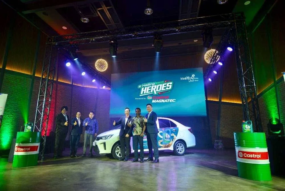 Gimik pelancaran Castrol Malaysia program eHailing Heroes disempurnakan oleh Pengarah Kanan Pengiklanan dan Digital Tourism Malaysia merangkap Ketua Sekretariat Tahun Melawat Malaysia 2026, Mohd Akbal Setia (tiga kiri belakang) dengan sokongan Kementerian Pelancongan, Seni dan Budaya Malaysia (MOTAC) sempena Tahun Melawat Malaysia 2026 (VM2026) pada Selasa. FOTO SINAR HARIAN/ ASRIL ASWANDI SHUKOR.