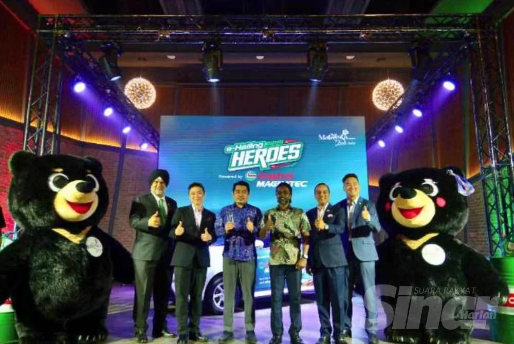 Pengarah Kanan Pengiklanan dan Digital Tourism Malaysia merangkap Ketua Sekretariat Tahun Melawat Malaysia 2026, Mohd Akbal Setia bergambar kenangan bersama maskot (tiga kiri) selepas pelancaran Castrol Malaysia program eHailing Heroes di Rom 8 Studio pada Selasa.
FOTO: ASRIL ASWANDI SHUKOR.