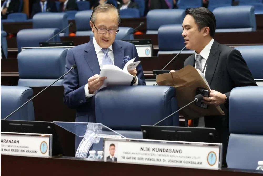 Masidi (kiri) ketika menghadiri sidang DUN Sabah.