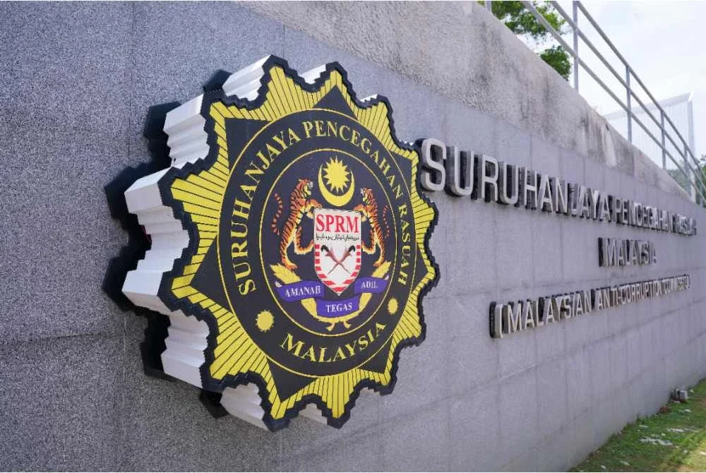 SPRM menahan kedua-dua suspek terdiri seorang lelaki dan wanita berusia lingkungan 30-an.