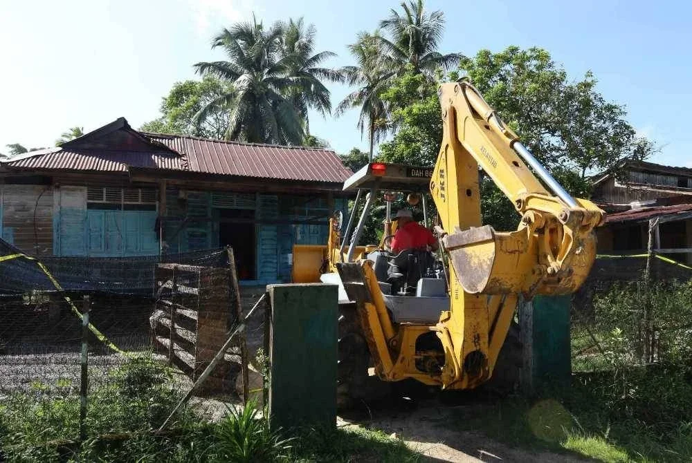 Jengkuat digunakan untuk merobohkan salah satu penempatan haram berkenaan. - Foto: MDTM