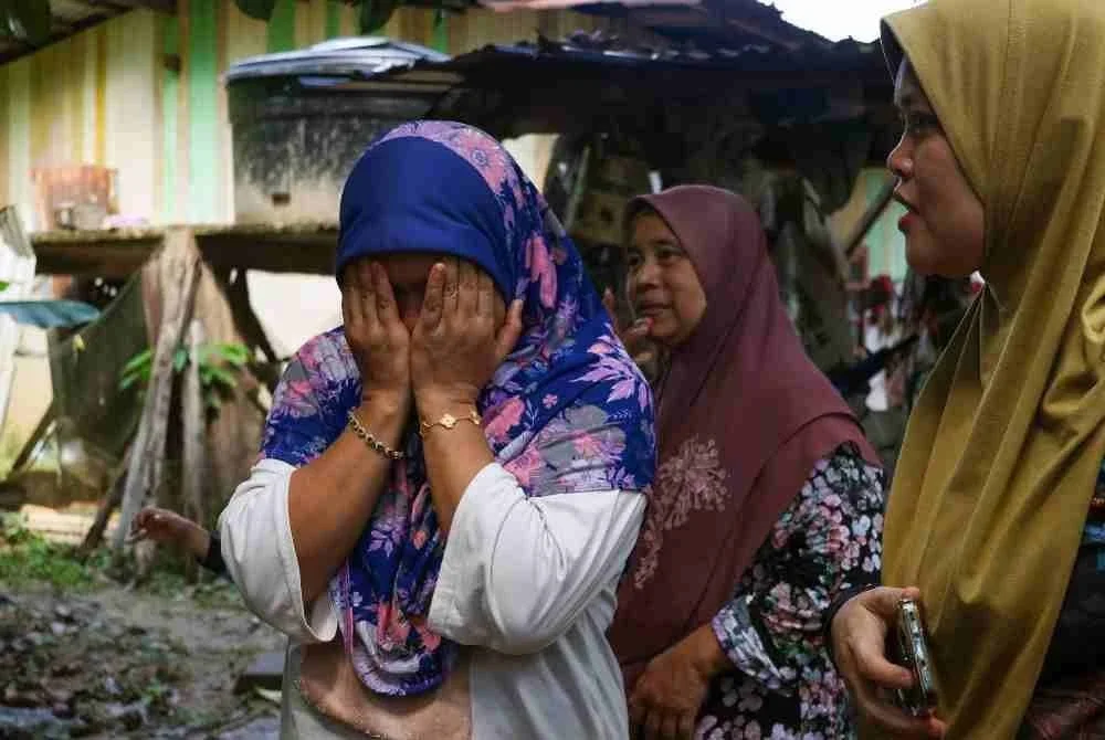 Anak Rozita hilang ketika keluar menaiki bot dipercayai untuk memukat ikan di Sungai Galas, Kampung Batu 6, pada pagi semalam. Foto Bernama.
