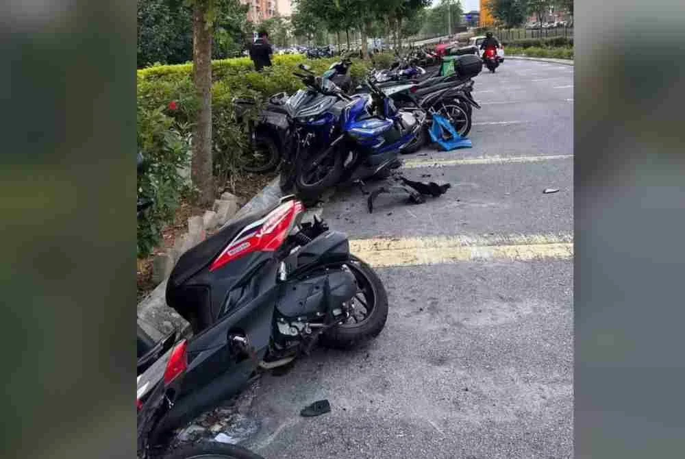 Foto tular memaparkan beberapa motosikal yang dilanggar dalam kemalangan pada Isnin.