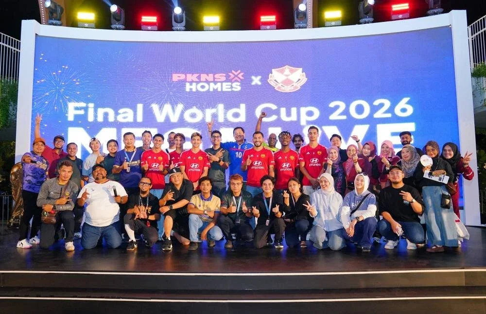 Fadli (belakang, tengah) bergambar bersama pemain Selangor FC dan tetamu yang hadir pada PKNS Homes Final World Cup 2026 Mega Live di Aneka Walk pada Ahad.