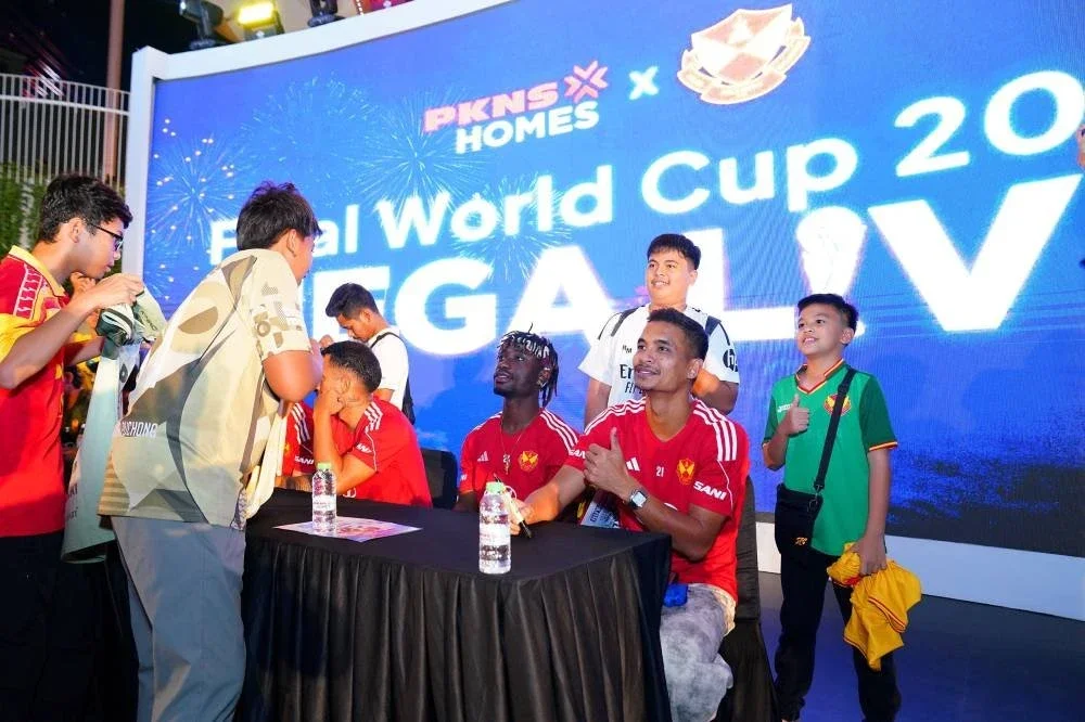 Pemain Selangor FC melayan pengunjung yang hadir.