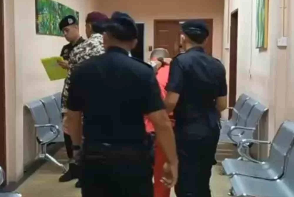 Tertuduh didakwa menggunakan ugutan emosi terhadap anak sulungnya dengan mengungkit pengorbanannya menanggung perbelanjaan keluarga serta kos pendidikan mangsa sebelum memaksa wanita itu menempah bilik hotel untuk dirogol.