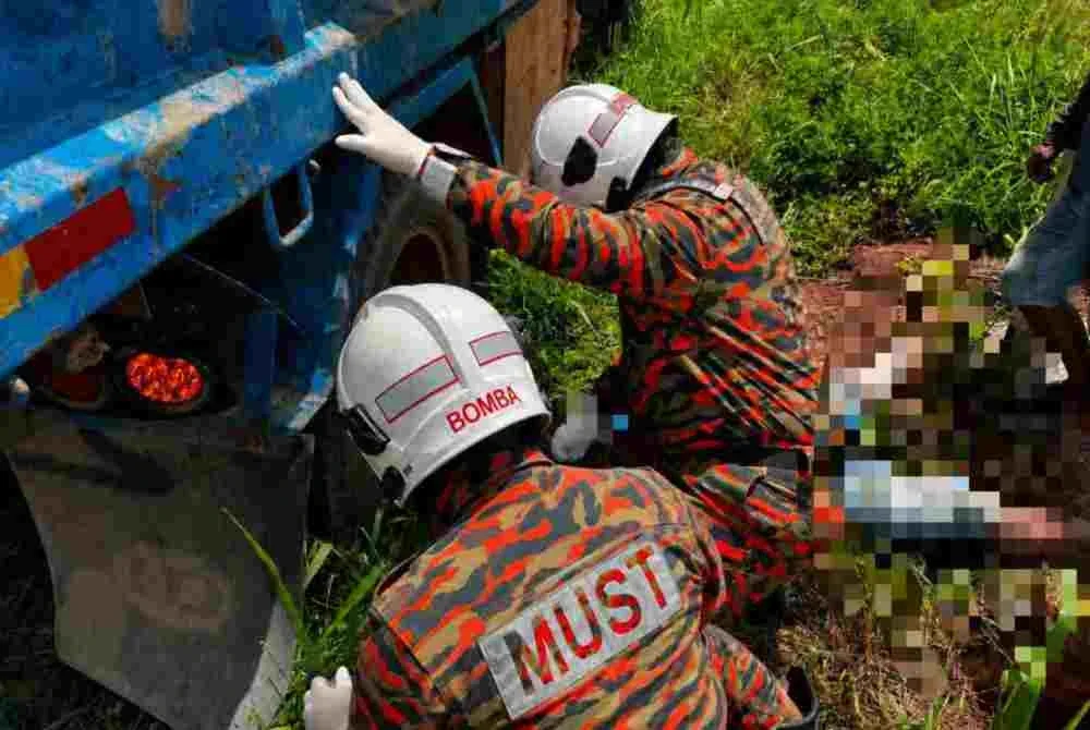 Pasukan bomba hadir ke lokasi mangsa terkena renjatan elektrik di Jalan Kampung Malinja, Nabawan, Keningau.