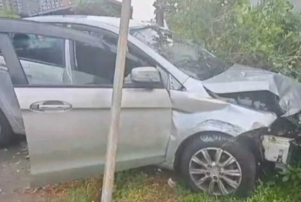 Keadaan kereta Proton Preve yang dipandu lelaki positif dadah dalam kejadian di Jalan Persiaran Awana, Kajang pada Isnin