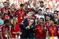 Raja Sepanyol, Philip VI diberi penghormatan menjulang Piala Dunia selepas skuad La Roja merampas trofi keramat tersebut daripada Argentina.