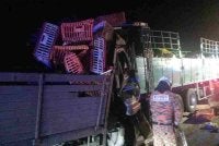 Seorang pemandu dan dua kelindan lori ayam maut selepas dipercayai merempuh sebuah treler yang di parkir di tepi jalan di Batu 7, Batang Merbau, Lebuh raya Timur Barat, Tanah Merah pada Selasa. Foto: JBPM